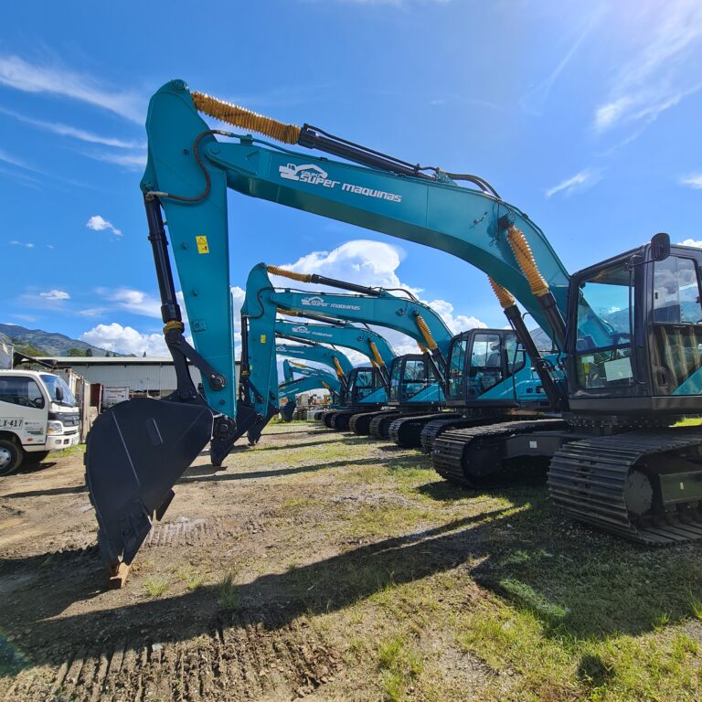 Excavadoras azules con detalles amarillos en terreno