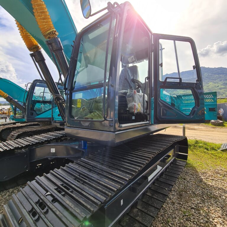 Excavadora enfocada en la parte del conductor, la puerta abierta y asiento negro