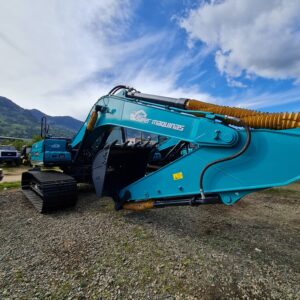 Excavadora azul con detalles amarillos y cucharon