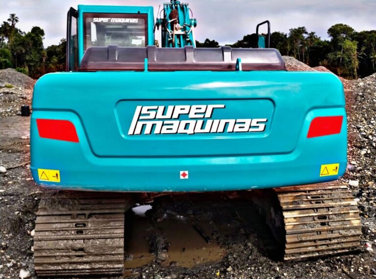 Cucharon de la excavadora azul con letras blancas que dicen super maquinas
