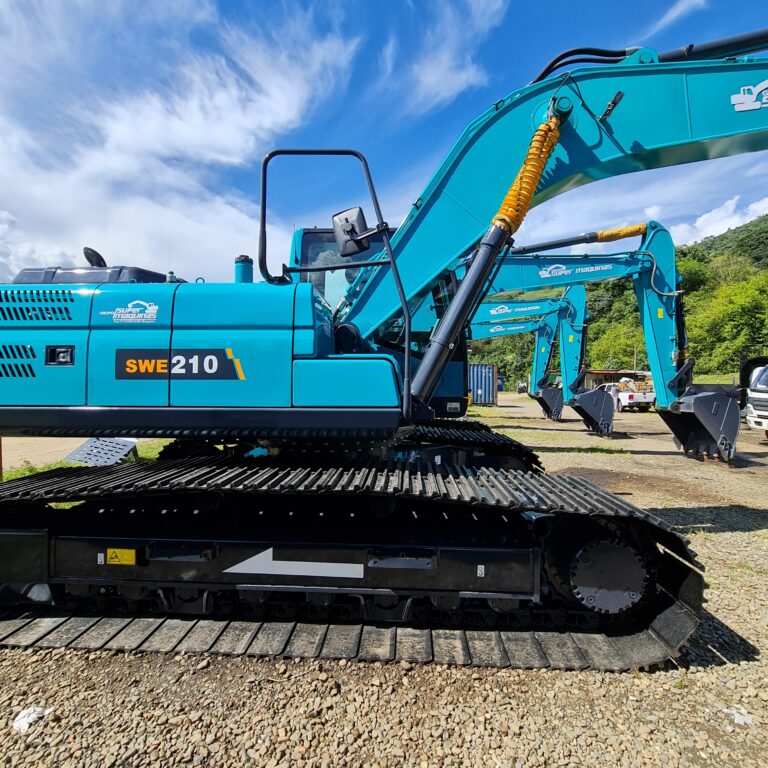 Excavadora azul con detalles amarillos fuera de obra