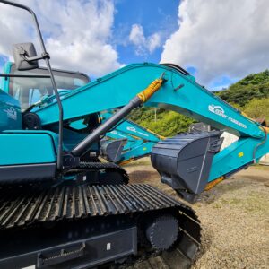 Excavadora azul con detalles amariilos fuera de obra