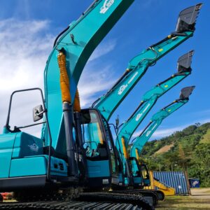 Excavadora azul con detalles amarillos con enfoque en el chucharon