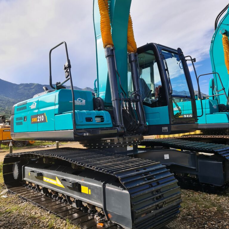 Excavadora azul con detalles amarillos fuera de obra
