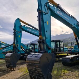 excavadora azul con enfoque en su cucharon